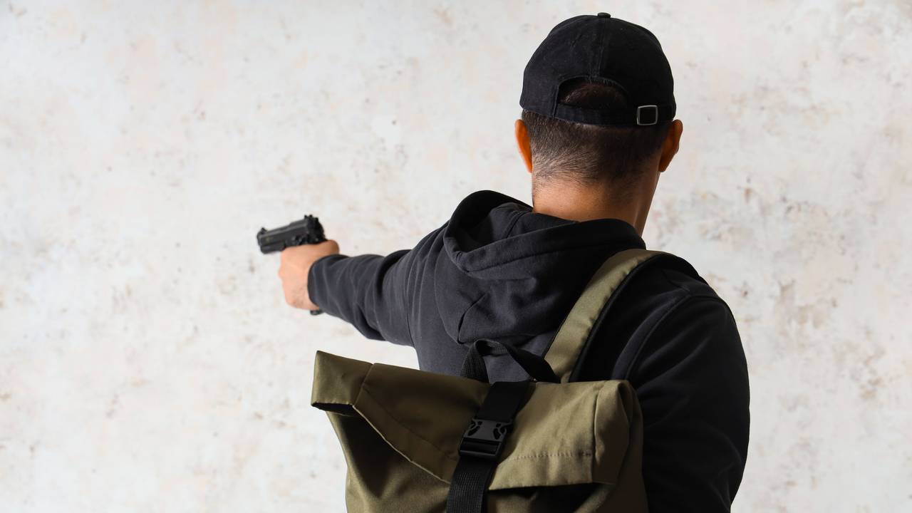 Mann mit Pistole (Symbolfoto)