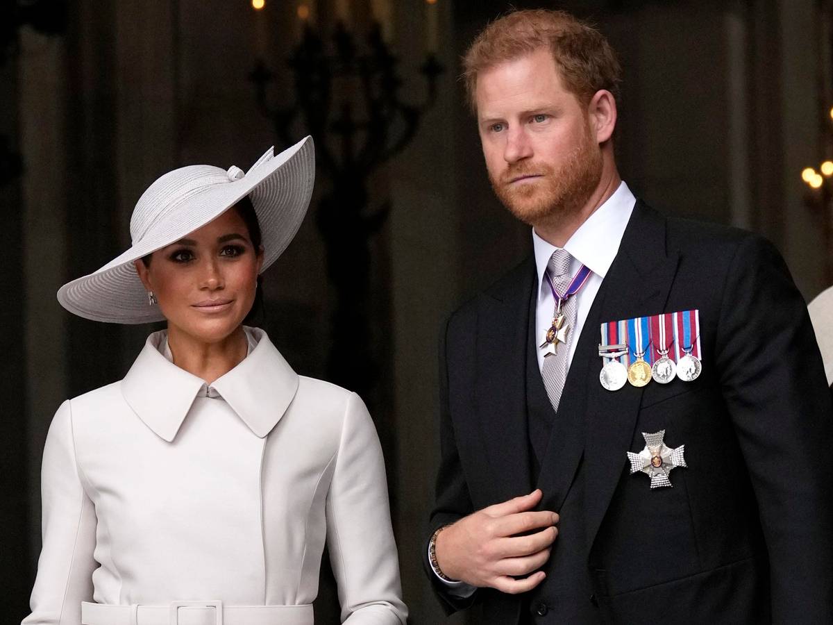 Herzogin Meghan und Prinz Harry gehen nebeneinander.