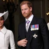 Herzogin Meghan und Prinz Harry gehen nebeneinander.