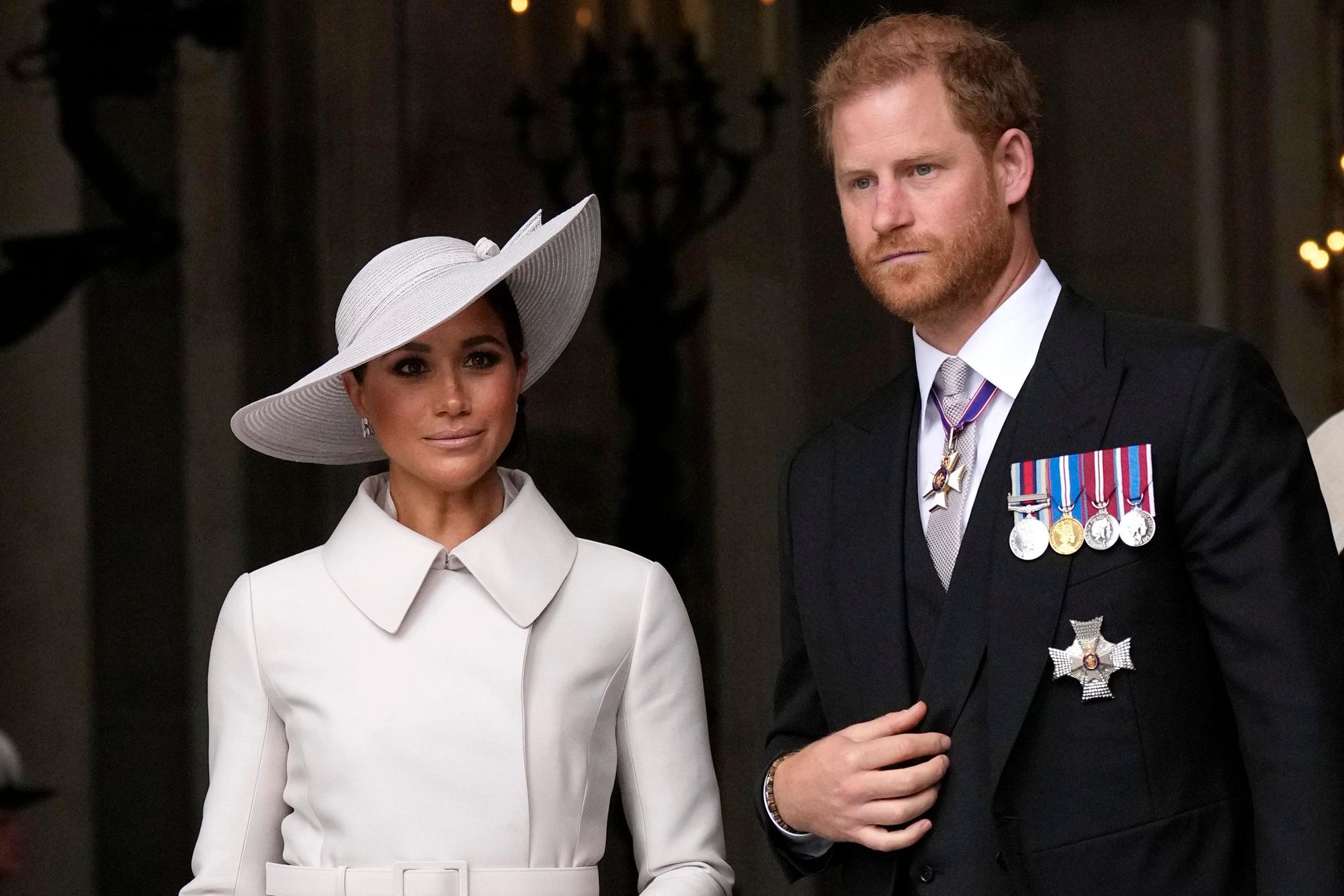 Herzogin Meghan und Prinz Harry gehen nebeneinander.