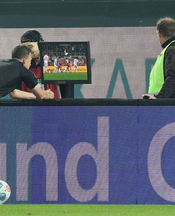 Schiedsrichter Felix Zwayer guckt bei einem VAR-Check auf den Bildschirm.