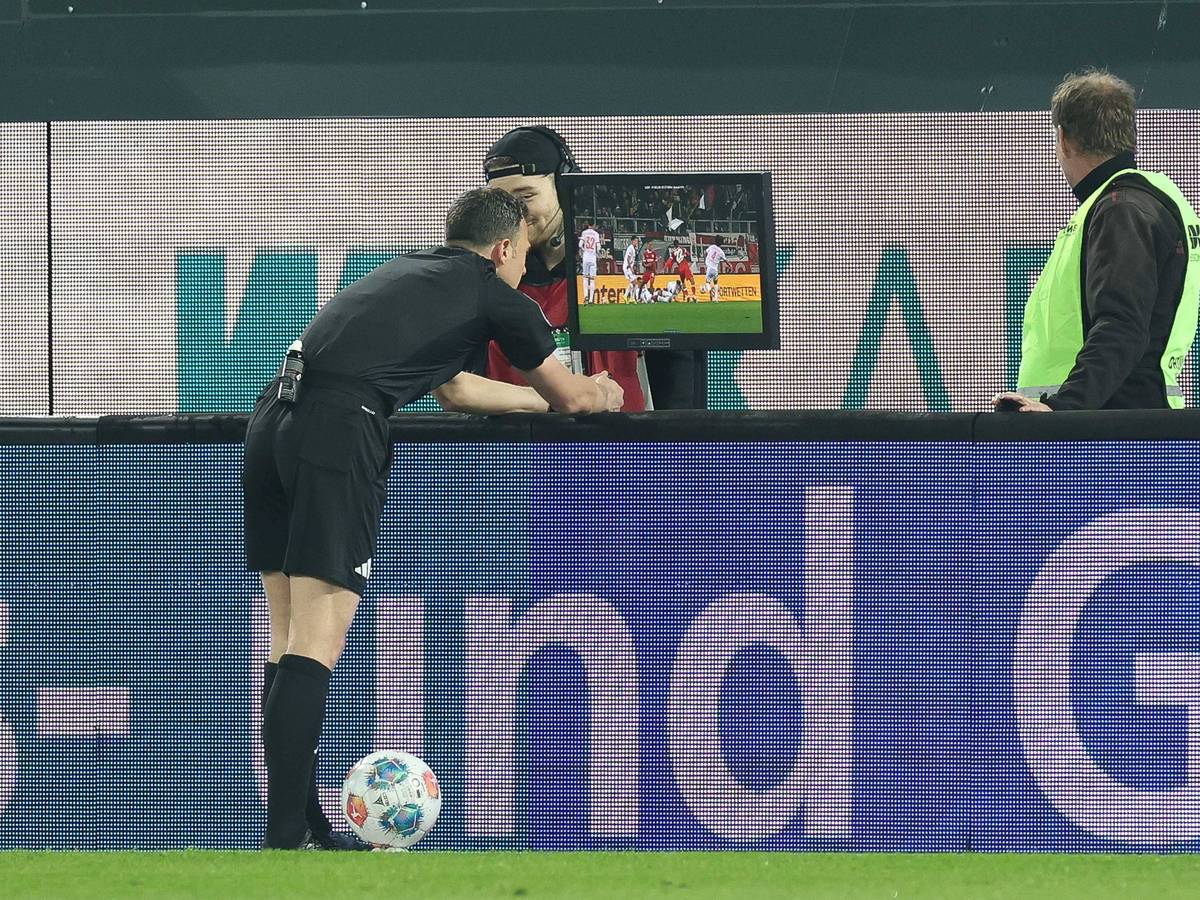 Schiedsrichter Felix Zwayer guckt bei einem VAR-Check auf den Bildschirm.