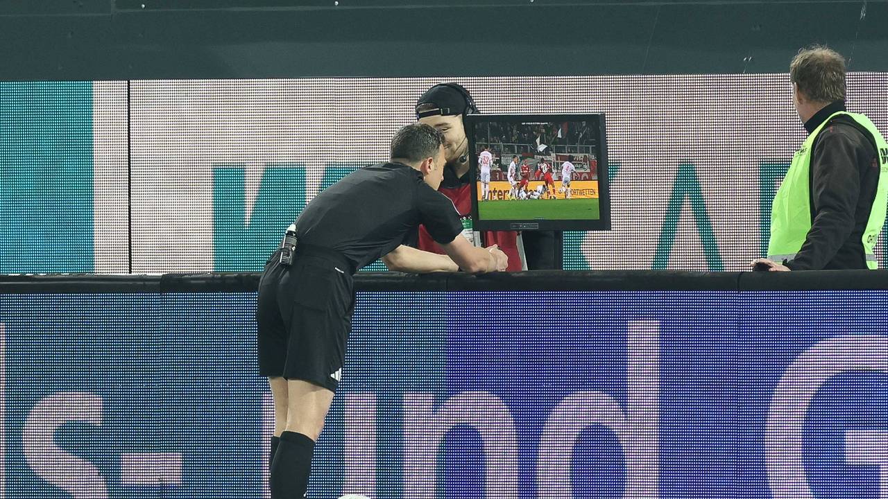 Schiedsrichter Felix Zwayer guckt bei einem VAR-Check auf den Bildschirm.