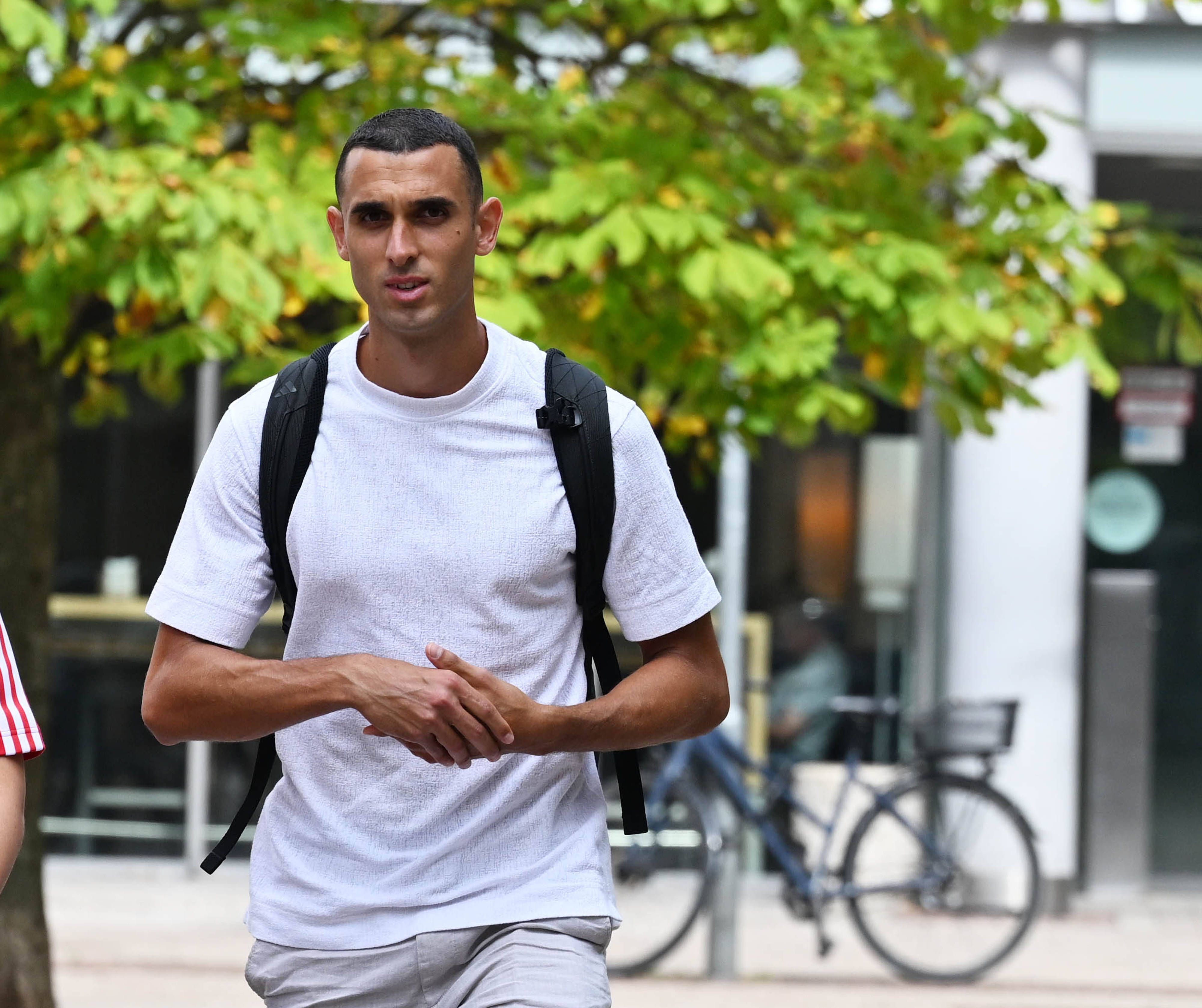 Auf dem Weg zum Medizincheck vor dem Wechsel zum 1. FC Köln: Ellyes Skhiri.