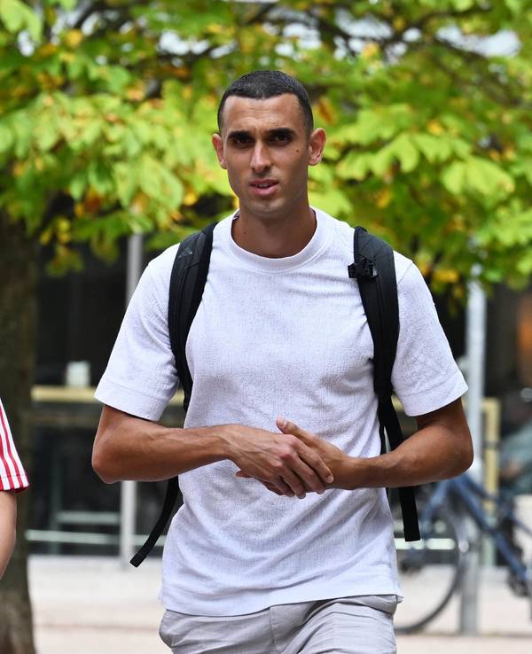 Auf dem Weg zum Medizincheck vor dem Wechsel zum 1. FC Köln: Ellyes Skhiri.