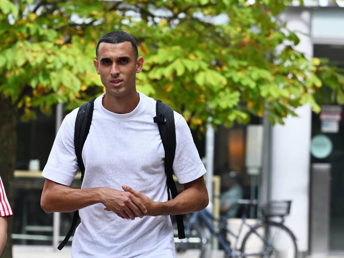 Auf dem Weg zum Medizincheck vor dem Wechsel zum 1. FC Köln: Ellyes Skhiri.