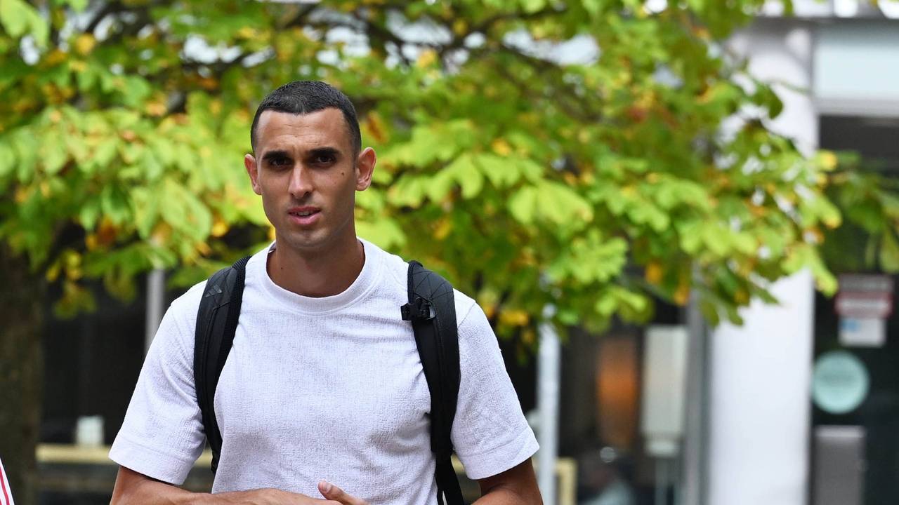 Auf dem Weg zum Medizincheck vor dem Wechsel zum 1. FC Köln: Ellyes Skhiri.