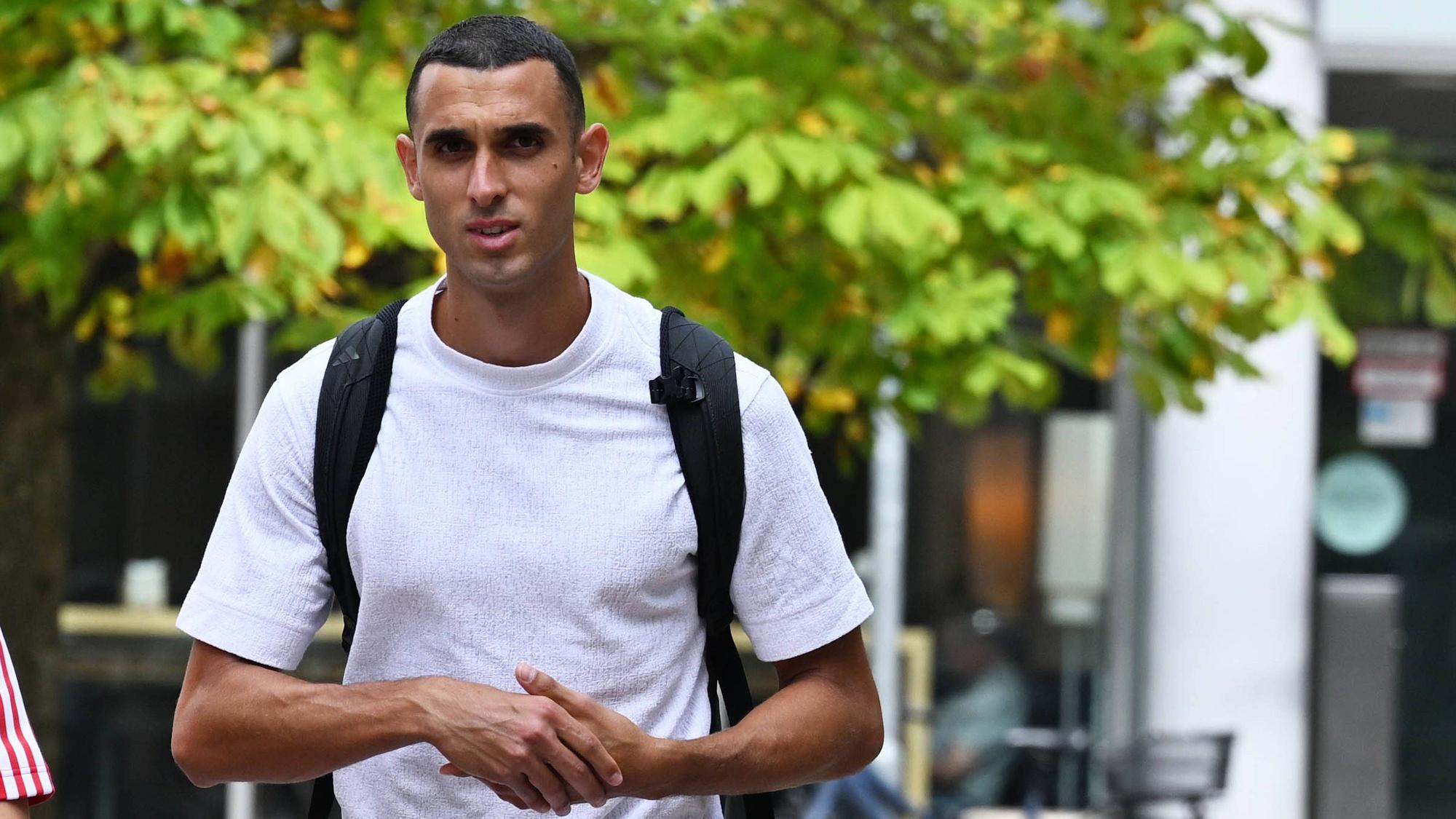 Auf dem Weg zum Medizincheck vor dem Wechsel zum 1. FC Köln: Ellyes Skhiri.