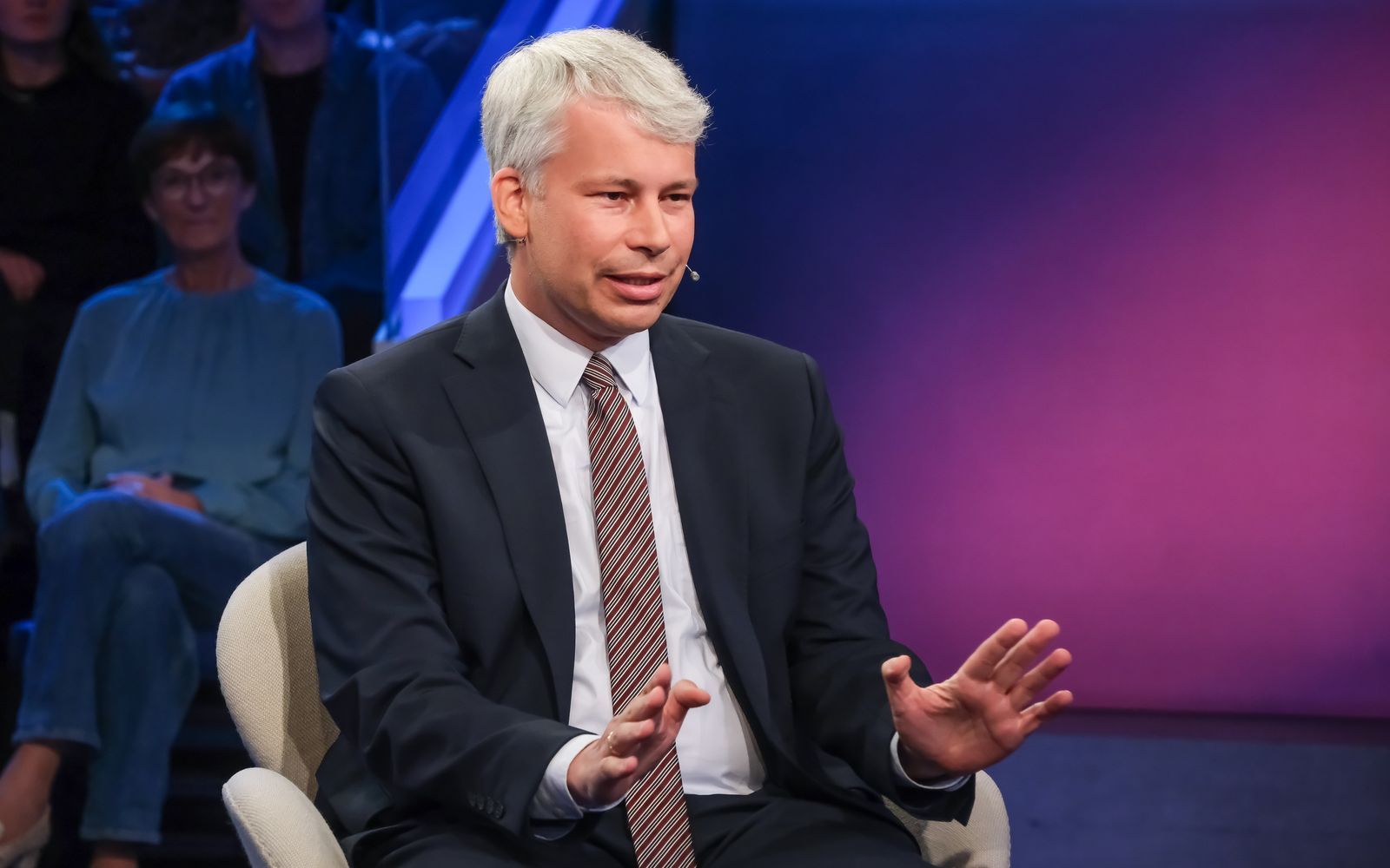 Verkehrsminister Steffen Bilger lässt von einer Maut in Deutschland die Finger: Das sei ein „verbranntes“ Thema. (Bild: WDR/Oliver Ziebe)