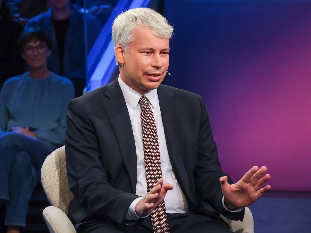 Verkehrsminister Steffen Bilger lässt von einer Maut in Deutschland die Finger: Das sei ein „verbranntes“ Thema. (Bild: WDR/Oliver Ziebe)