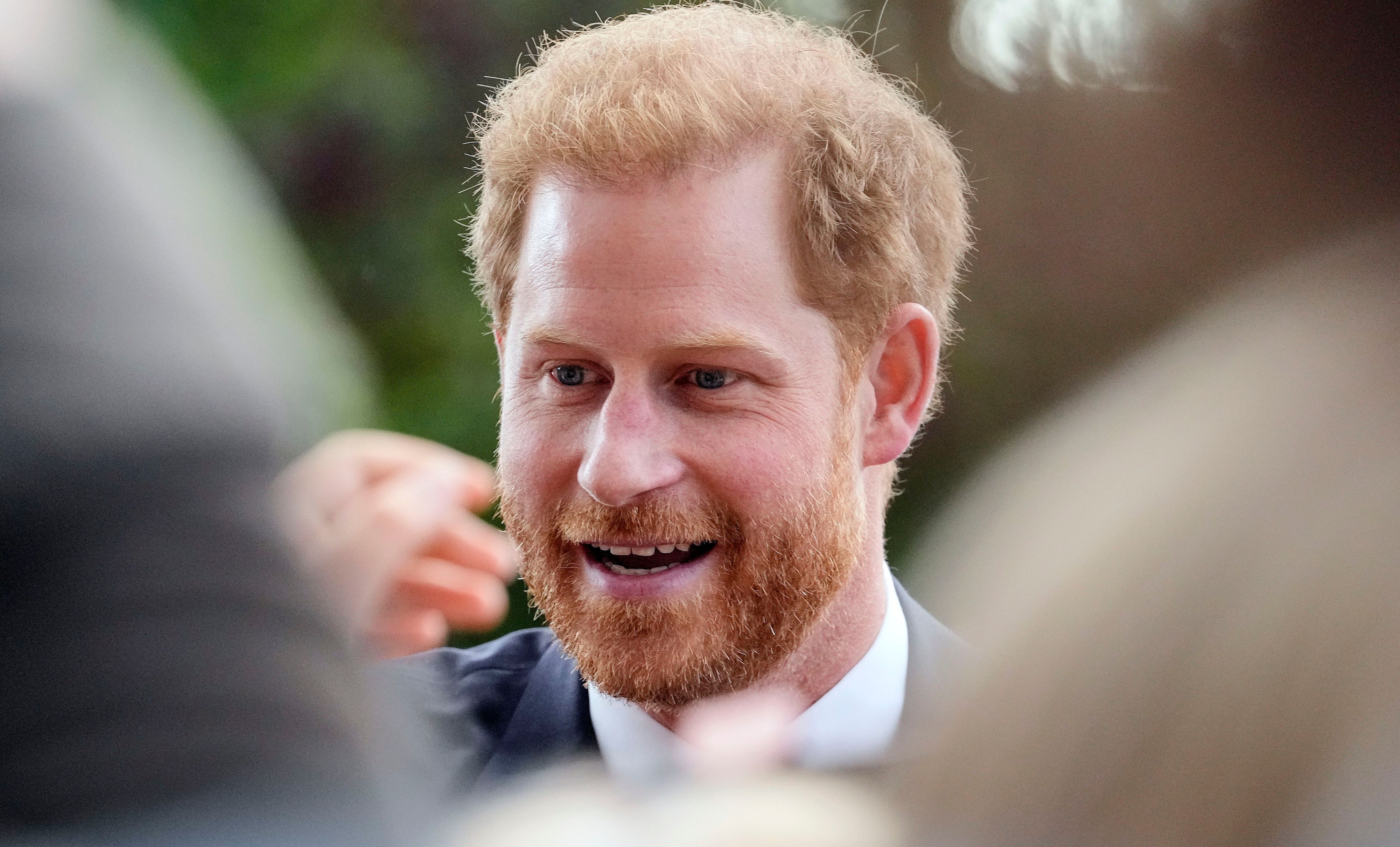 Prinz Harry, Herzog von Sussex, trifft sich mit Menschen, nachdem er die Blumendekoration für die verstorbene Königin Elizabeth II. vor dem Schloss Windsor besichtigt hat.