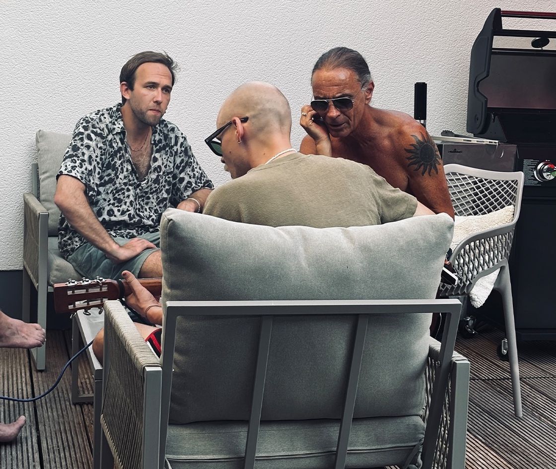 Yannick Richter, Oli Niesen und Peter Brings musizieren zusammen.