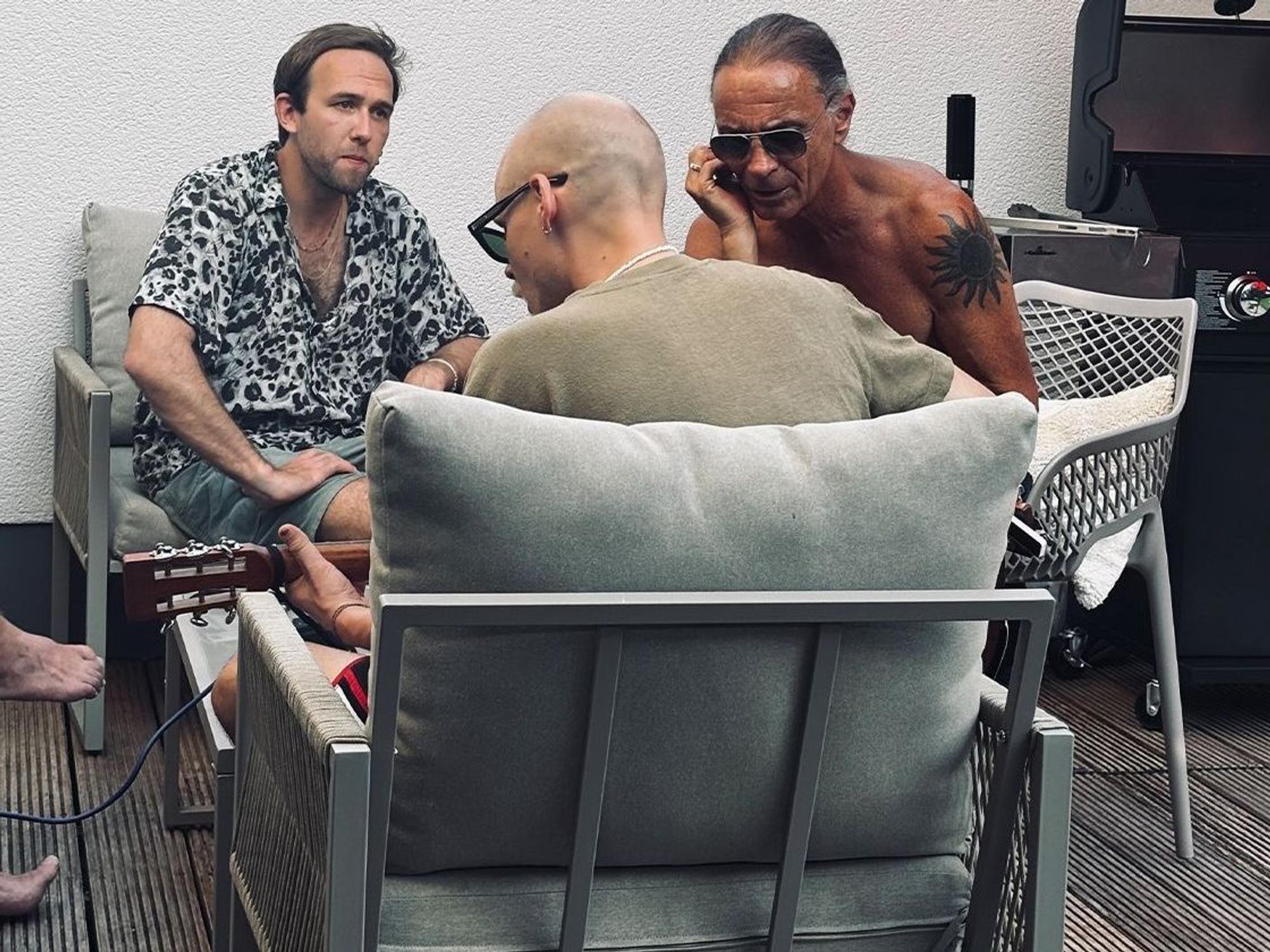 Yannick Richter, Oli Niesen und Peter Brings musizieren zusammen.