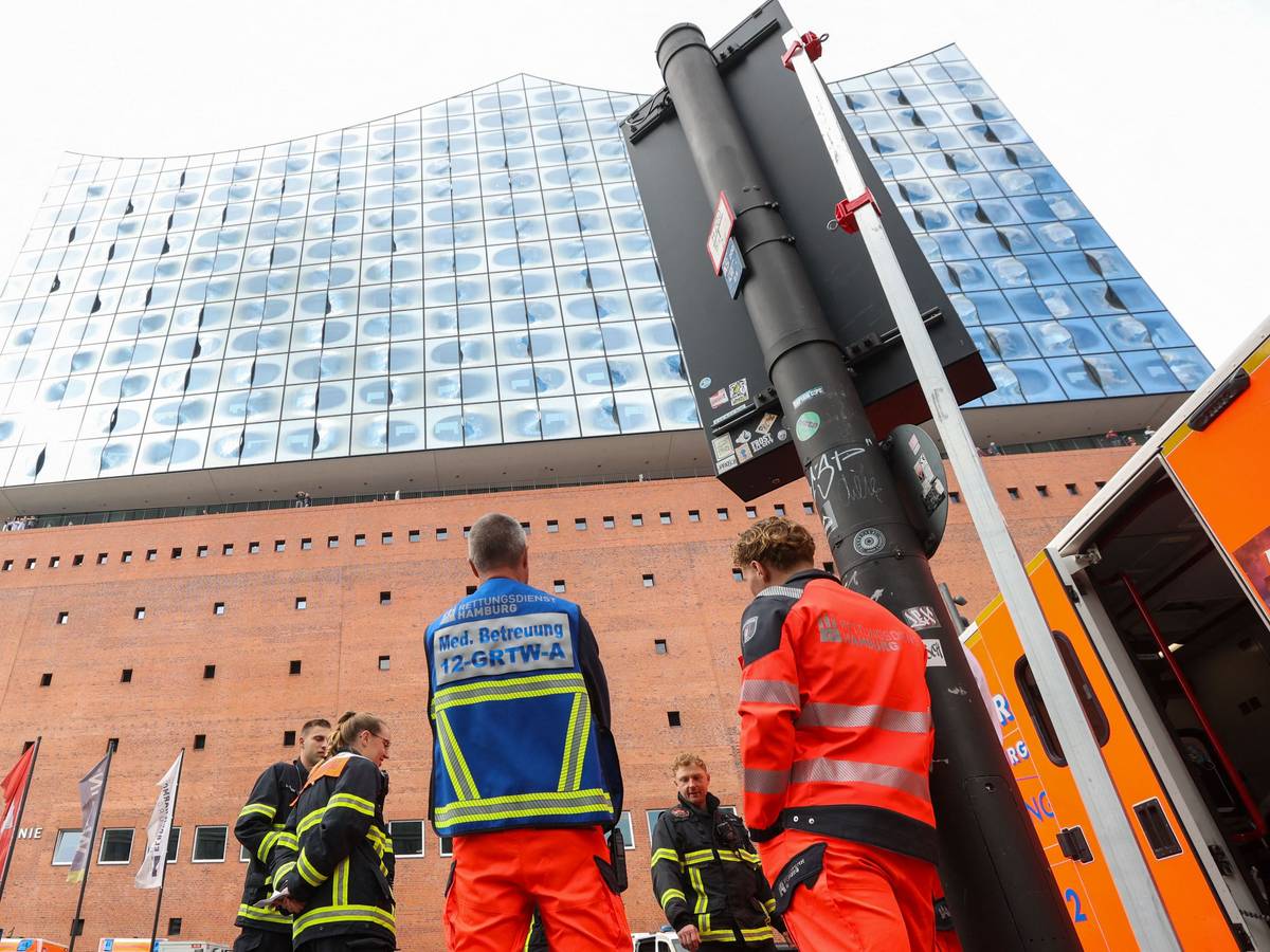 Die Rettungskräfte stehen vor der Elbphilharmonie. An der Hamburger Elbphilharmonie hat es am Vormittag einen Großeinsatz für den Rettungsdienst gegeben. Die Feuerwehr sprach von einem „medizinischen Ereignis“.