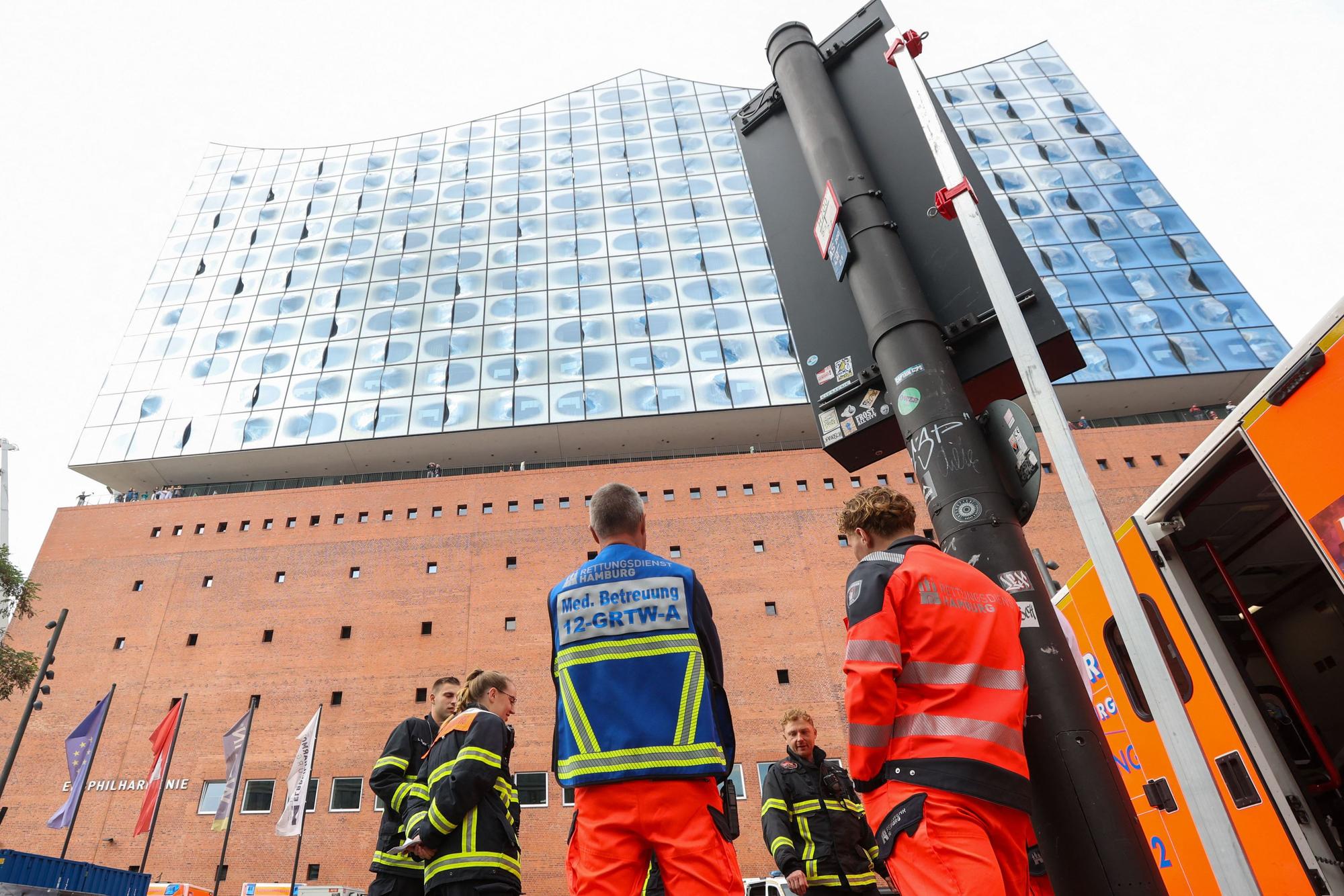 Die Rettungskräfte stehen vor der Elbphilharmonie. An der Hamburger Elbphilharmonie hat es am Vormittag einen Großeinsatz für den Rettungsdienst gegeben. Die Feuerwehr sprach von einem „medizinischen Ereignis“.