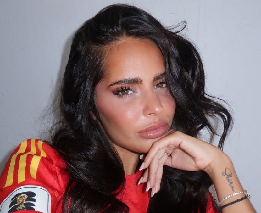 Influencerin „Pawgli“ schaut in die Kamera.