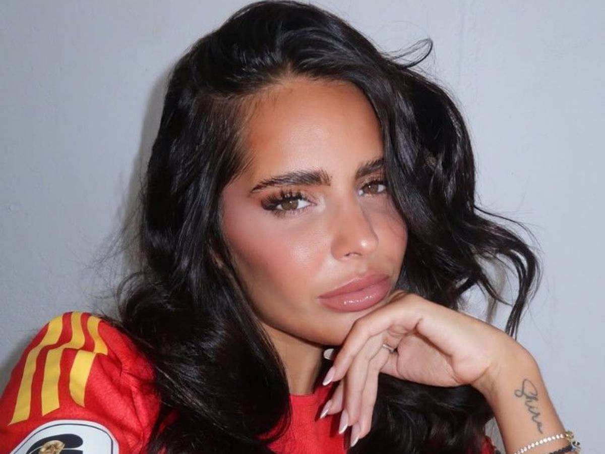 Influencerin „Pawgli“ schaut in die Kamera.