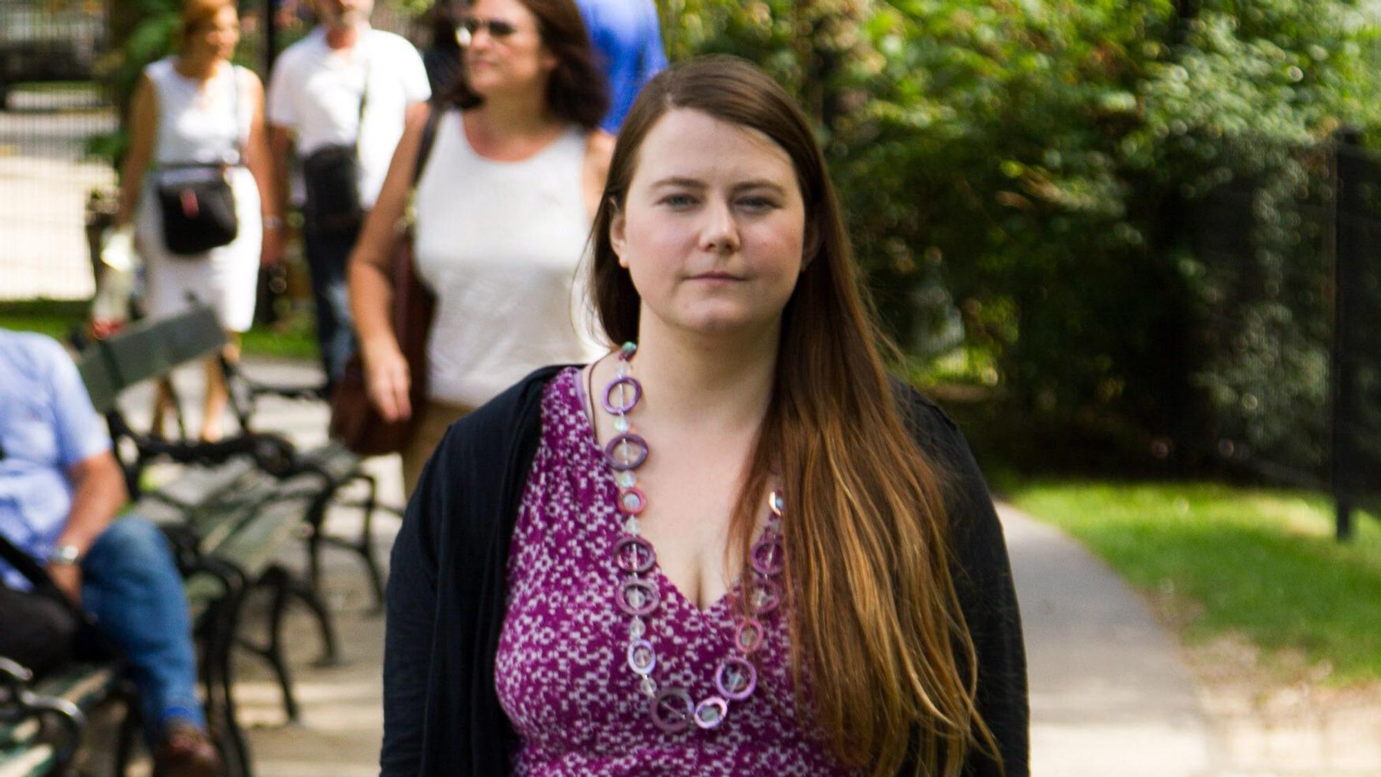 Natascha Kampusch, die über Jahre in einem Verlies gefangen gehalten und missbraucht wurde, geht am 2016 durch einen Park.