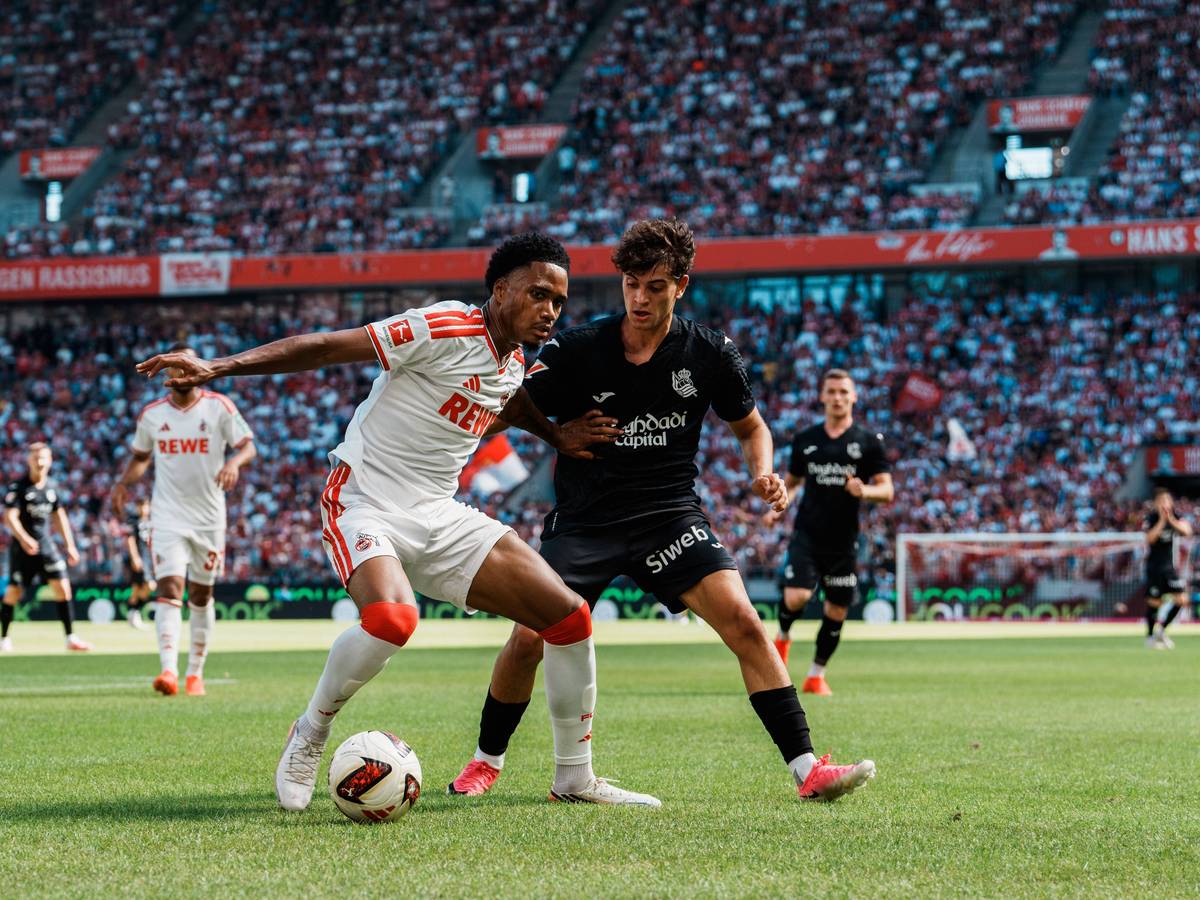 Duell um den Ball zwischen David Fürst und einem Gegenspieler von Real Sociedad.