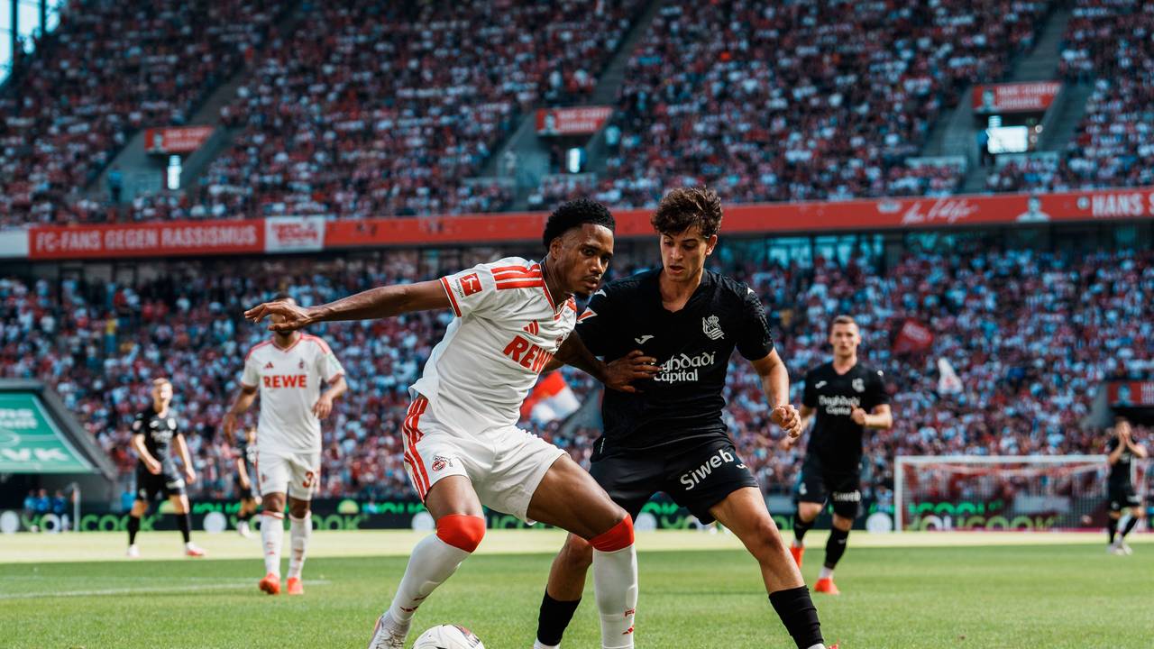 Duell um den Ball zwischen David Fürst und einem Gegenspieler von Real Sociedad.