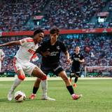 Duell um den Ball zwischen David Fürst und einem Gegenspieler von Real Sociedad.