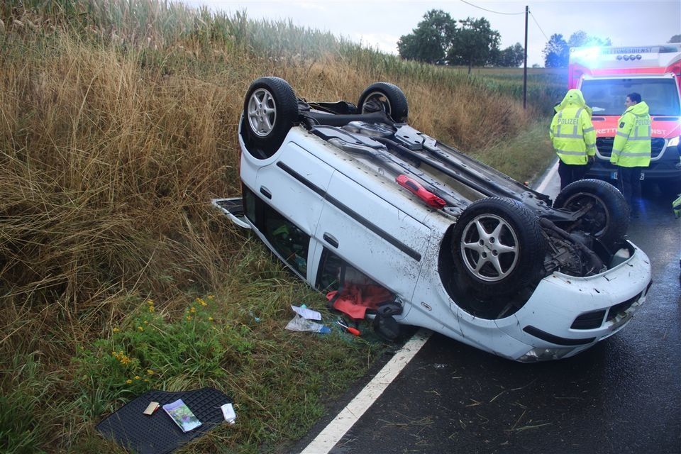 Ein Auto überschlug sich in Overath und verletzte den Fahrer.