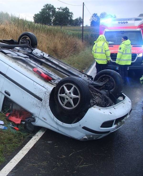 Ein Auto überschlug sich in Overath und verletzte den Fahrer.