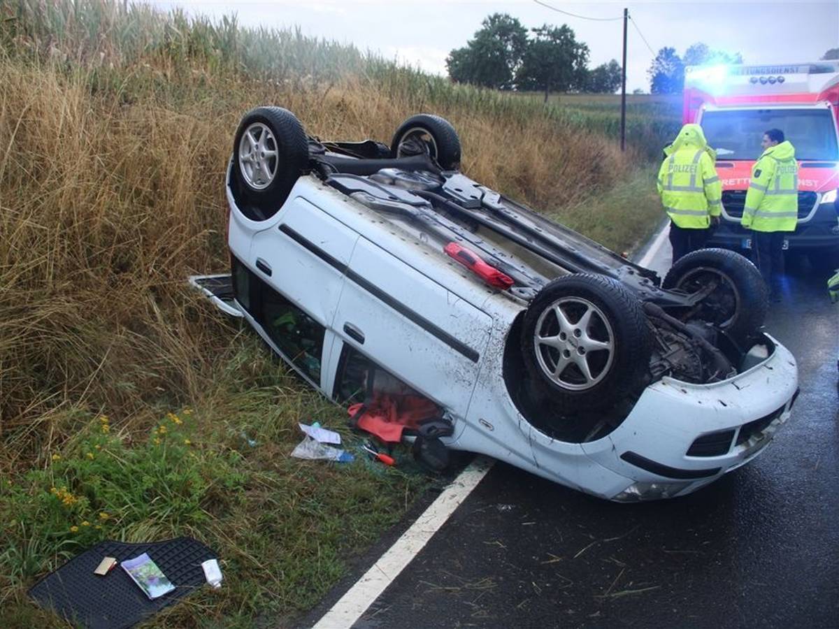 Ein Auto überschlug sich in Overath und verletzte den Fahrer.