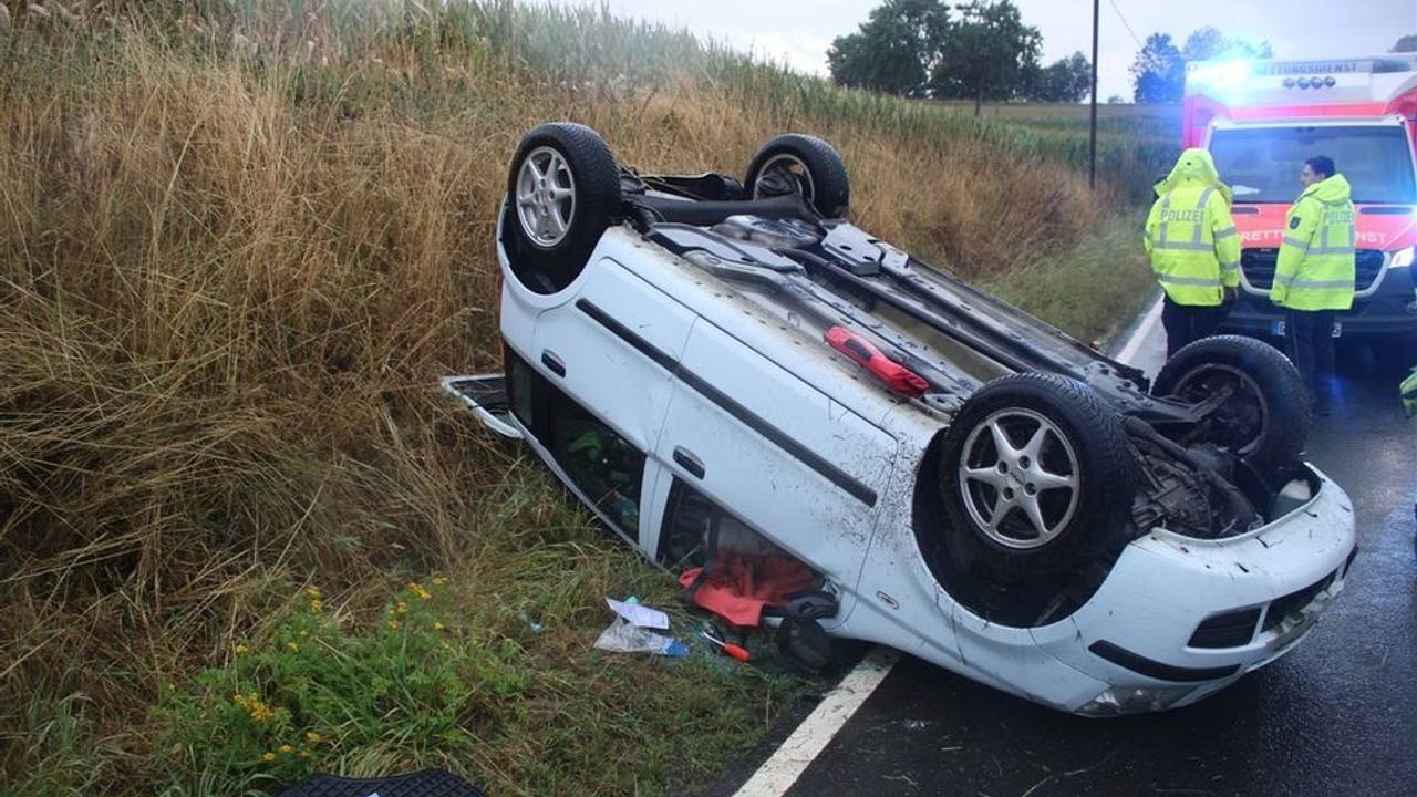 Ein Auto überschlug sich in Overath und verletzte den Fahrer.