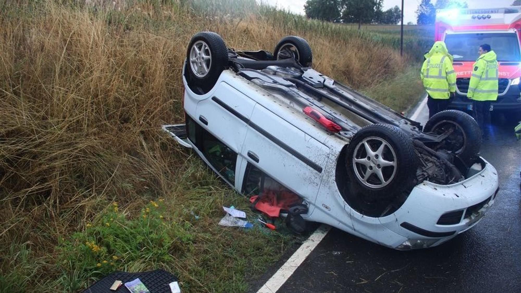 Ein Auto überschlug sich in Overath und verletzte den Fahrer.