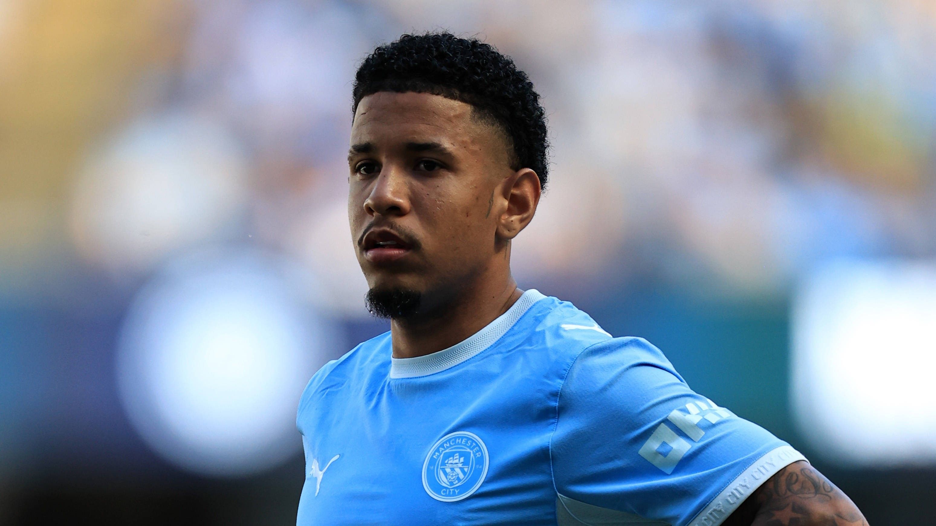 Bei einem Spiel von Manchester City steht Savinho auf dem Platz.