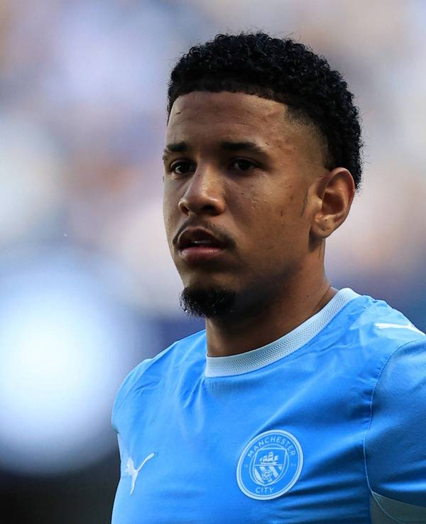 Bei einem Spiel von Manchester City steht Savinho auf dem Platz.