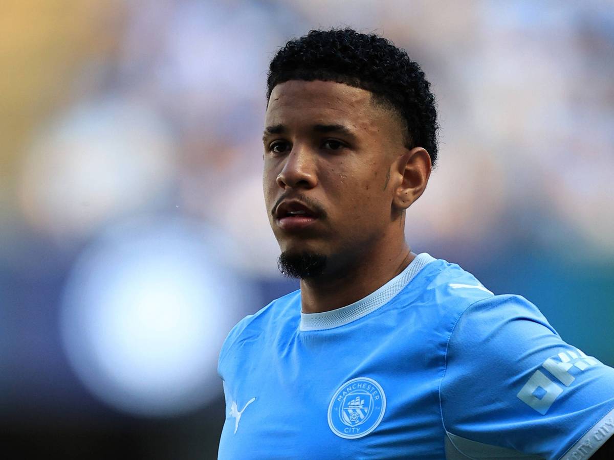 Bei einem Spiel von Manchester City steht Savinho auf dem Platz.