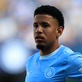 Bei einem Spiel von Manchester City steht Savinho auf dem Platz.