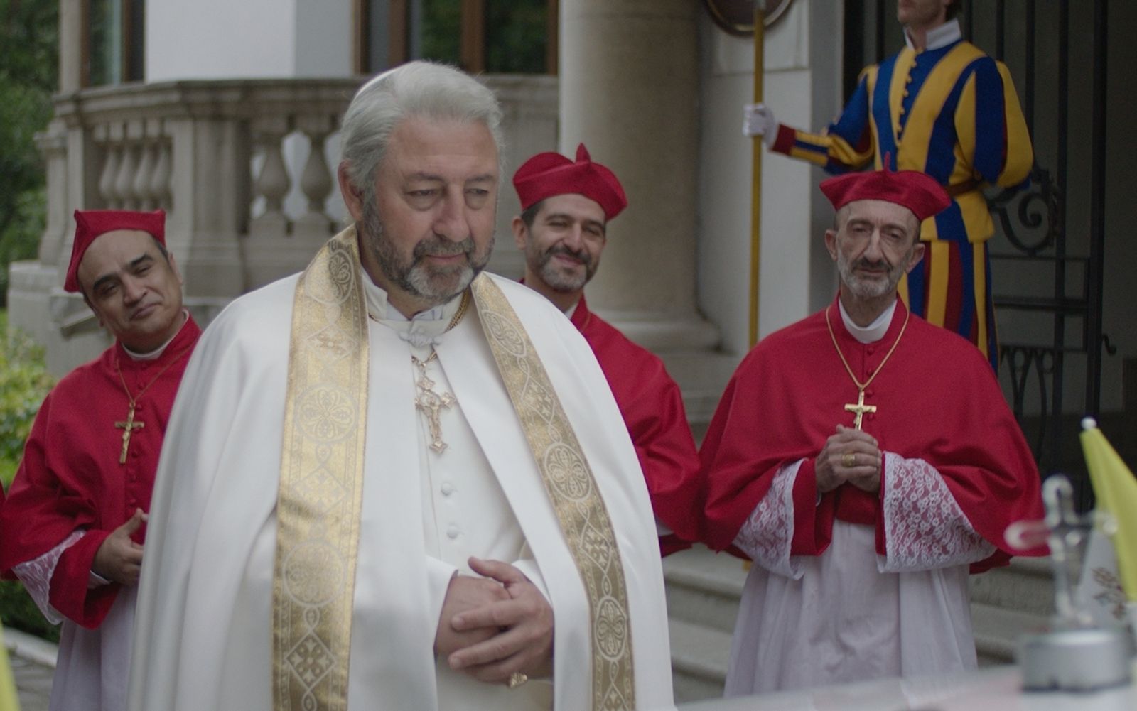 Der neue Papst (Kad Merad, Mitte) plant seine erste Reise nach Südamerika. Doch leider ist der Vatikan pleite. (Bild: Lighthouse Home Entertainment)