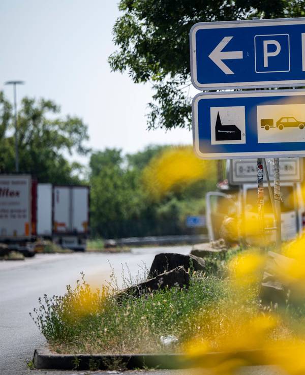 Aus Sorge um ihre Katze hat eine Familie in Frankreich den Urlaub auf einem Rastplatz verbracht.