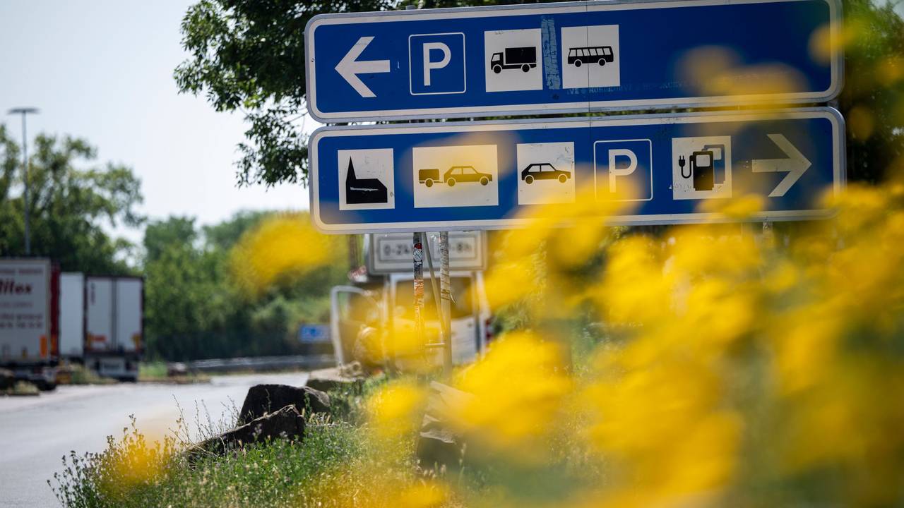 Aus Sorge um ihre Katze hat eine Familie in Frankreich den Urlaub auf einem Rastplatz verbracht.