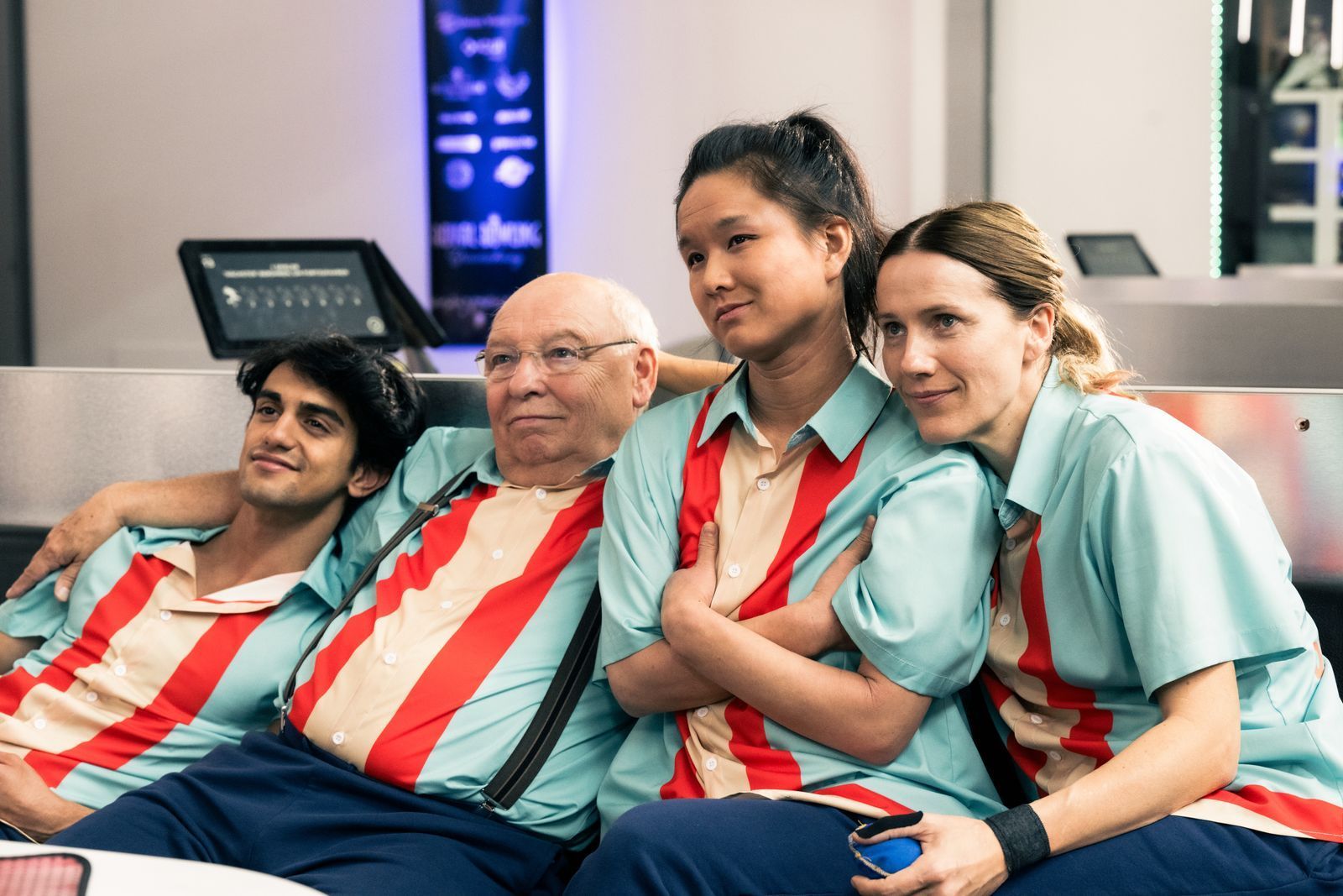 Djamal (Mido Kotaini, links), Freddy (Hans-Joachim Heist), Shu (Jing Xiang, zweite von rechts) und Karo (Bettina Lamprecht) sind ein buntes Team auf dem Weg zum Sieg beim Big Battle Bowl in „Die Abräumer“. (Bild: ZDF / Martin Valentin Menke)