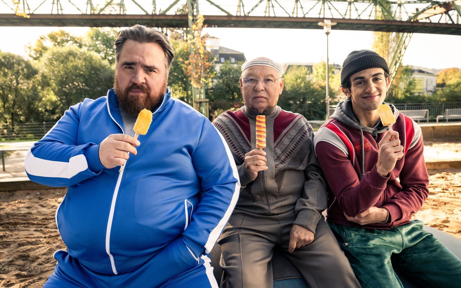 Axel (Tristan Seith, links), Freddy (Hans-Joachim Heist, Mitte) und Djamal (Mido Kotaini) trainieren hart, um beim Bowling-Turnier zu siegen. (Bild: ZDF / Martin Valentin Menke)