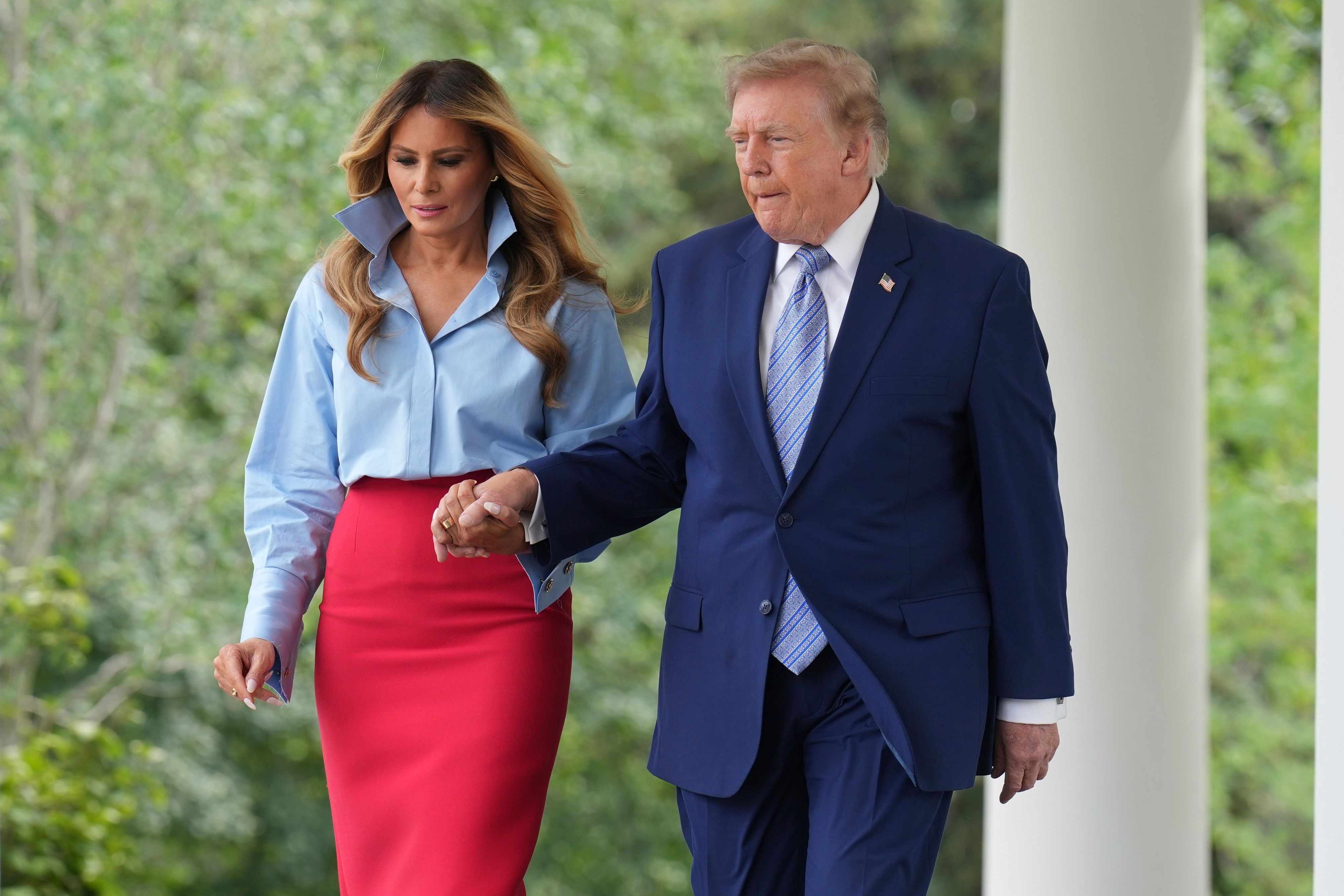 US-Präsident Donald Trump und First Lady Melania Trump sind auf dem Weg zu einer Veranstaltung im Rosengarten des Weißen Hauses.