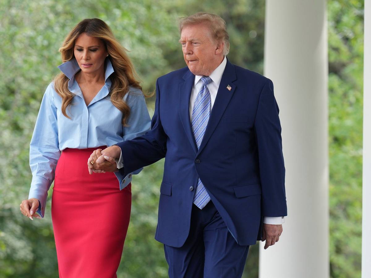 US-Präsident Donald Trump und First Lady Melania Trump sind auf dem Weg zu einer Veranstaltung im Rosengarten des Weißen Hauses.