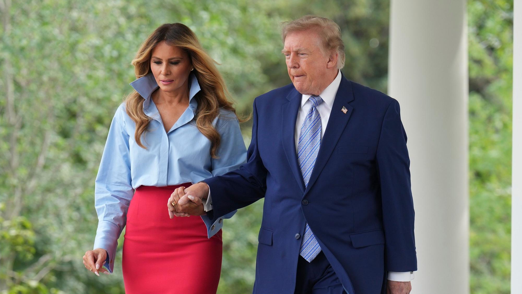 US-Präsident Donald Trump und First Lady Melania Trump sind auf dem Weg zu einer Veranstaltung im Rosengarten des Weißen Hauses.