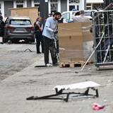 Mitarbeiter eines Geschäfts reinigen die Unfallstelle vor dem Laden. Ein Autofahrer raste am Vormittag mit hoher Geschwindigkeit durch die Fußgängerzone und verletzte dabei mehrere Menschen. Ursache war ersten Erkenntnissen zufolge ein medizinischer Notfall.