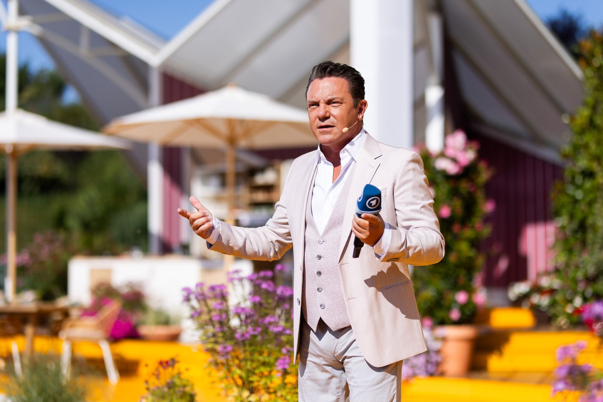 Entertainer und Moderator Stefan Mross gestikuliert.
