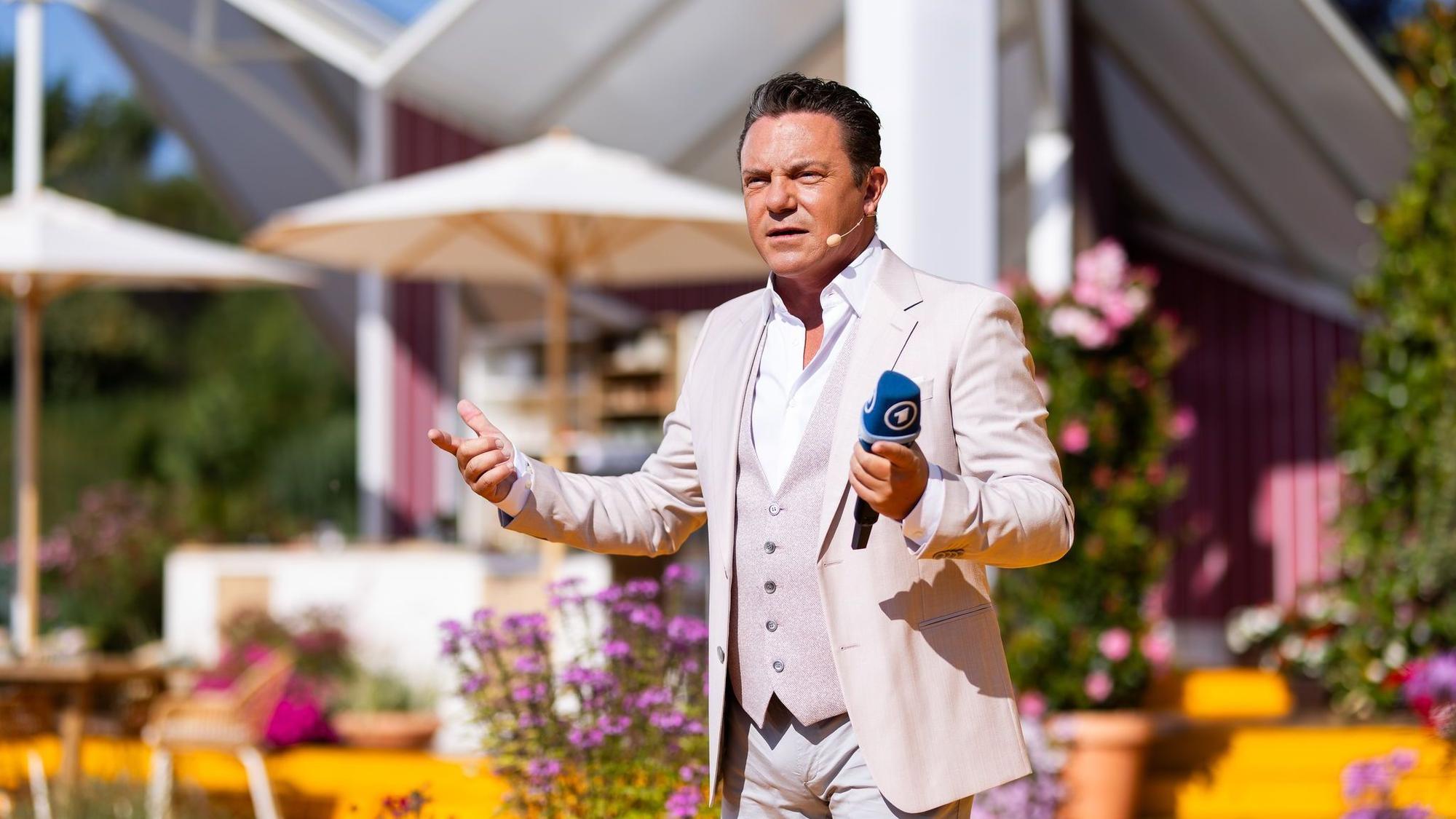 Entertainer und Moderator Stefan Mross gestikuliert.