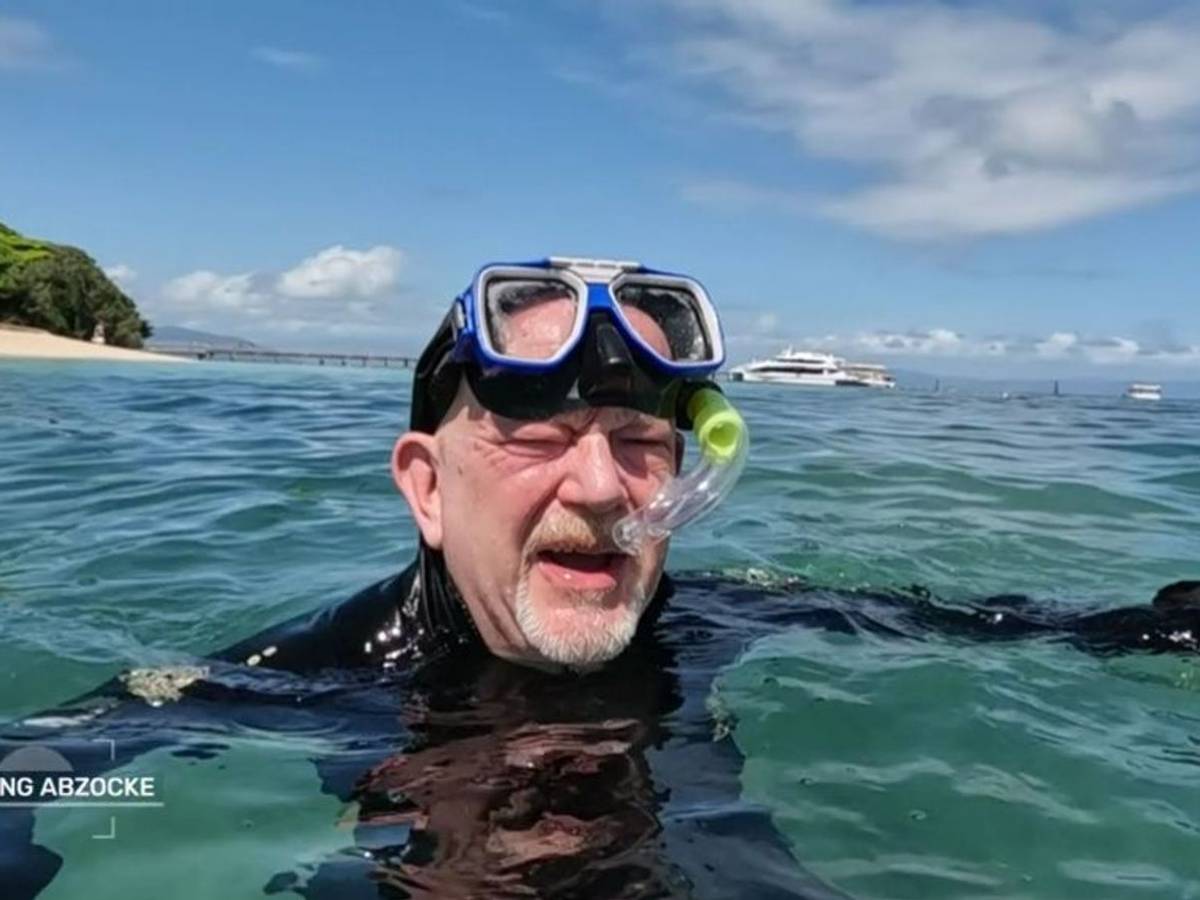 Peter Giesel ist fassungslos: Eigentlich hatte er eine Schnorcheltour am Great Barrier Reef gebucht. Doch ihn erwartet stattdessen ein „versandeter Fußballplatz unter Wasser“. (Bild: Joyn)