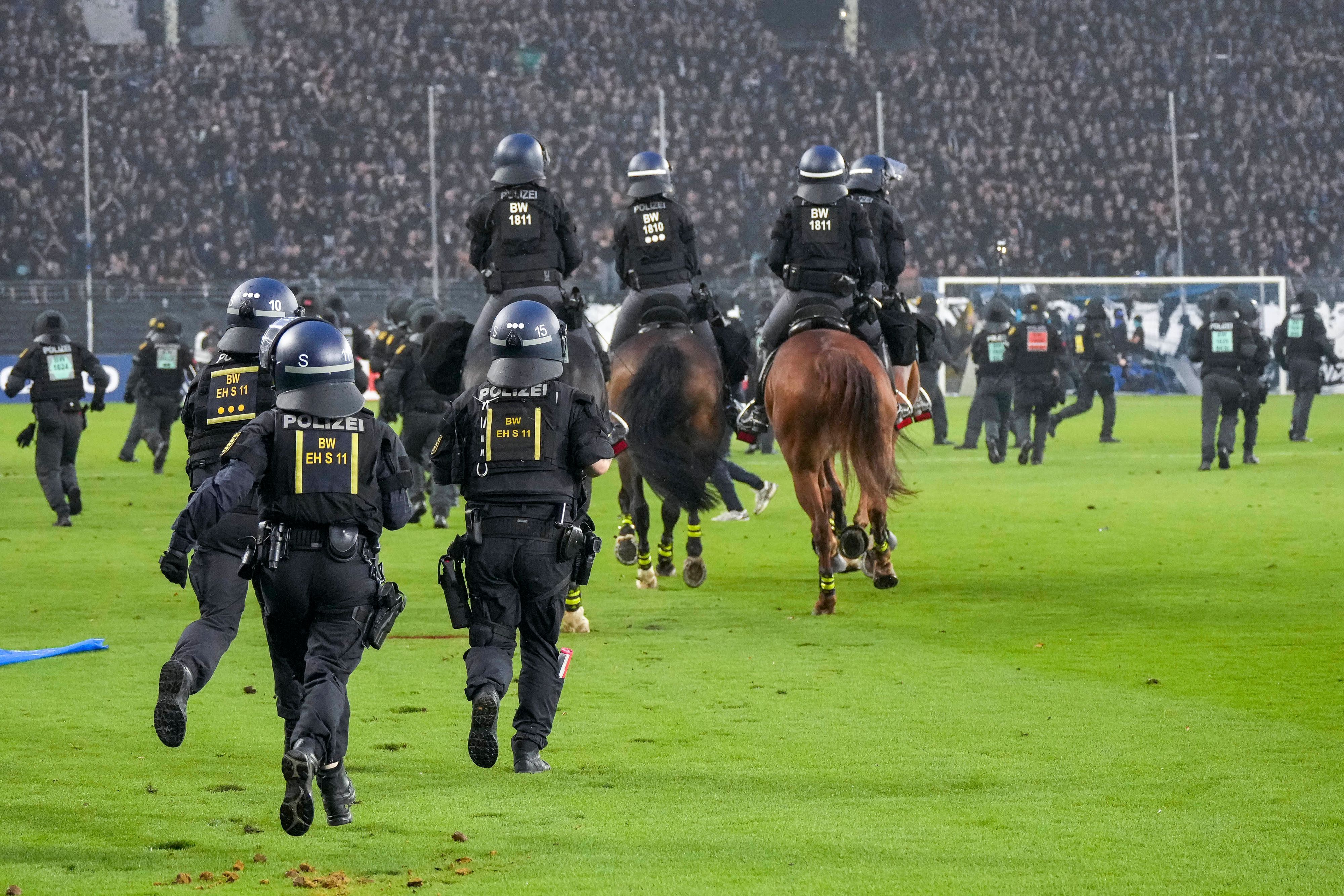 Teilweise berittene Polizei auf dem Spielfeld.