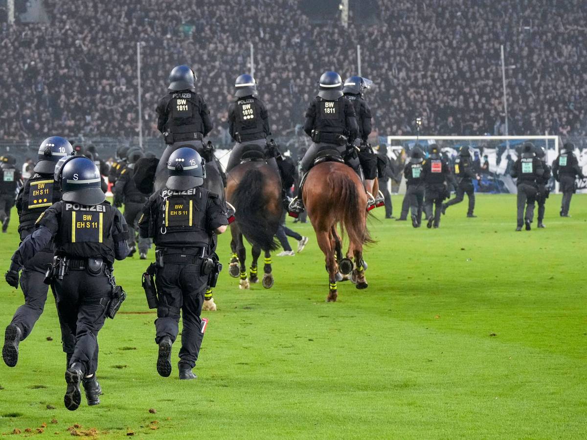 Teilweise berittene Polizei auf dem Spielfeld.