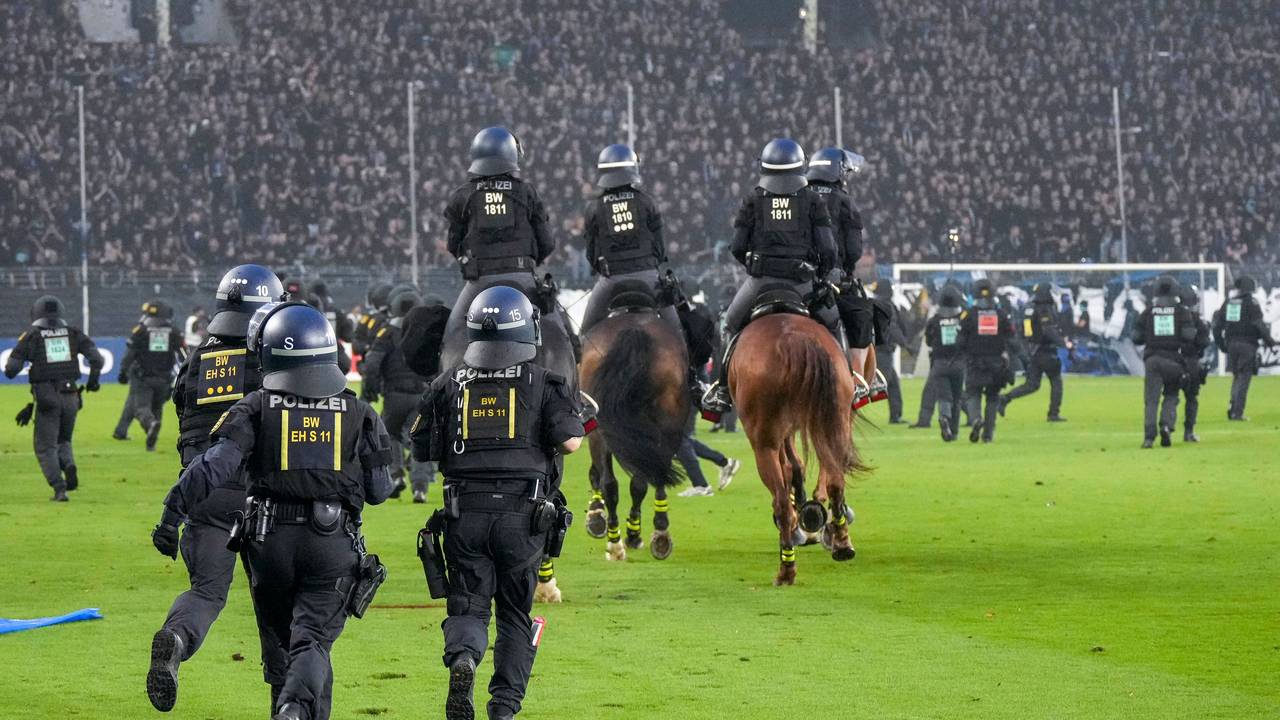 Teilweise berittene Polizei auf dem Spielfeld.