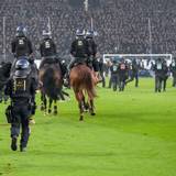Teilweise berittene Polizei auf dem Spielfeld.